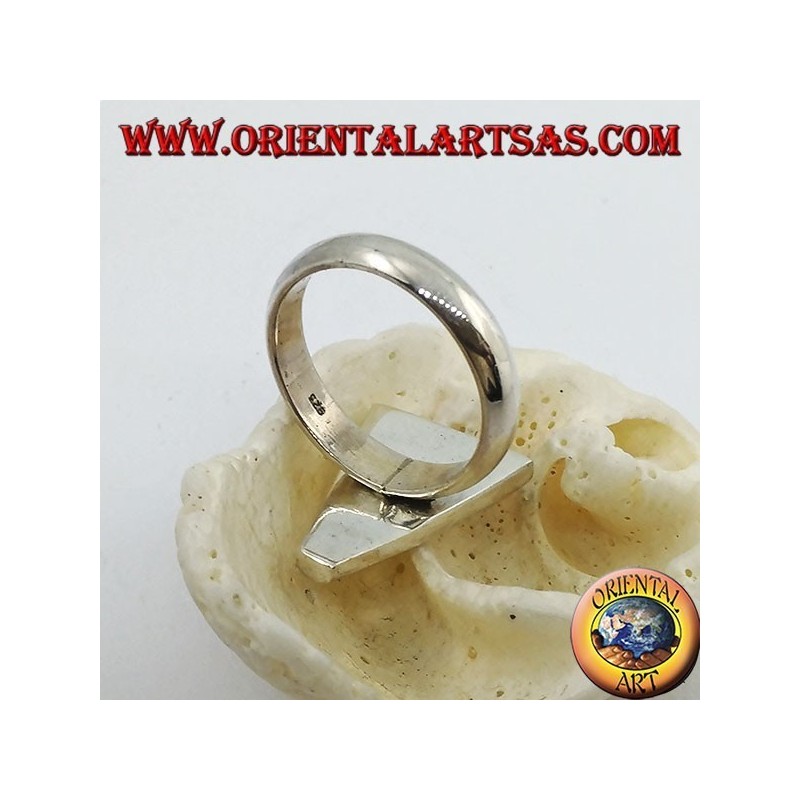 Bague en argent avec triangle isocèle en nacre sertie au ras du bord