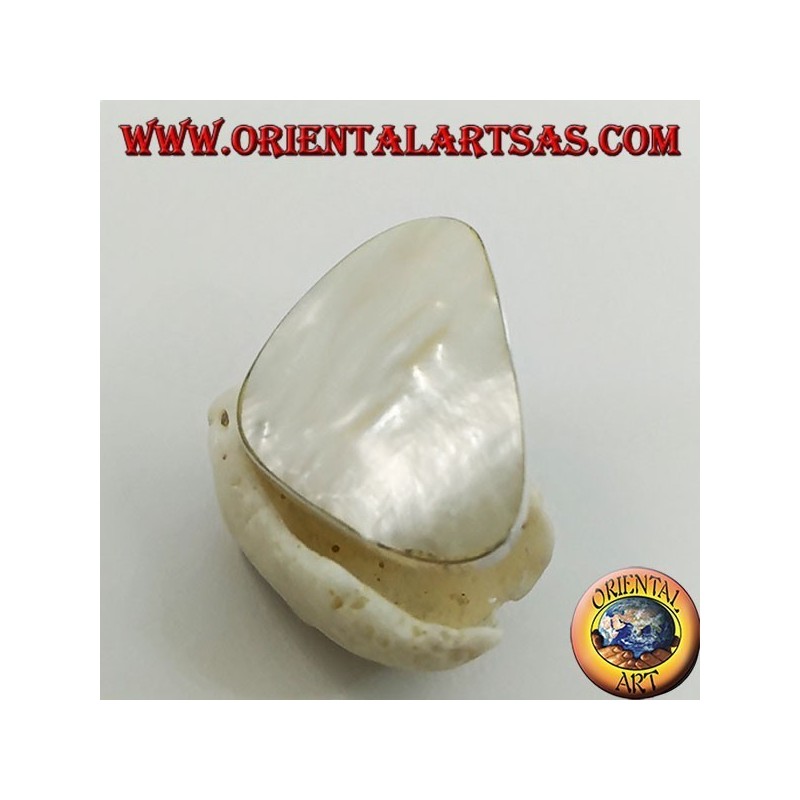 Anello in argento con madreperla triangolare tondeggiante incastonata regolabile (free size)