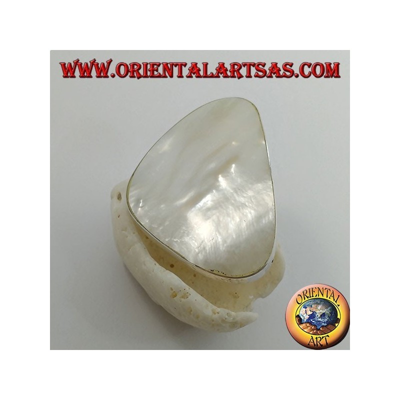 Anello in argento con madreperla triangolare tondeggiante incastonata regolabile (free size)