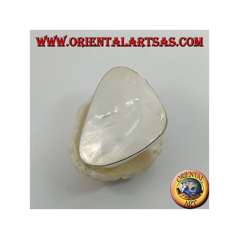 Anello in argento con madreperla triangolare tondeggiante incastonata regolabile (free size)