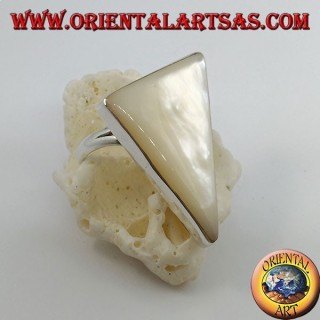 Anillo de plata con triángulo escaleno de nácar engastado en un marco liso