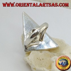 Anillo de plata con triángulo escaleno de nácar engastado en un marco liso