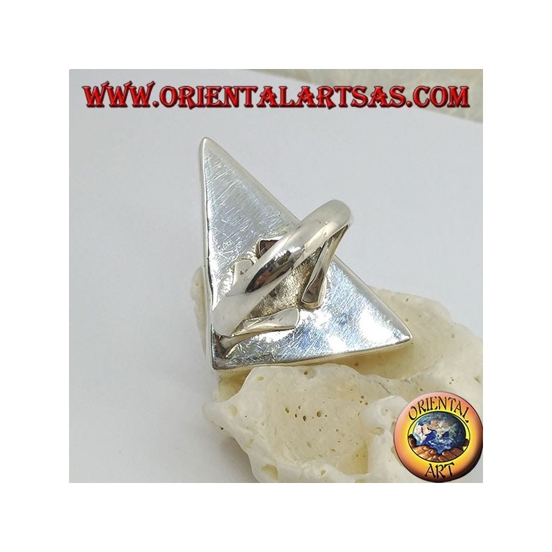 Bague en argent avec triangle scalène en nacre sertie sur une monture lisse