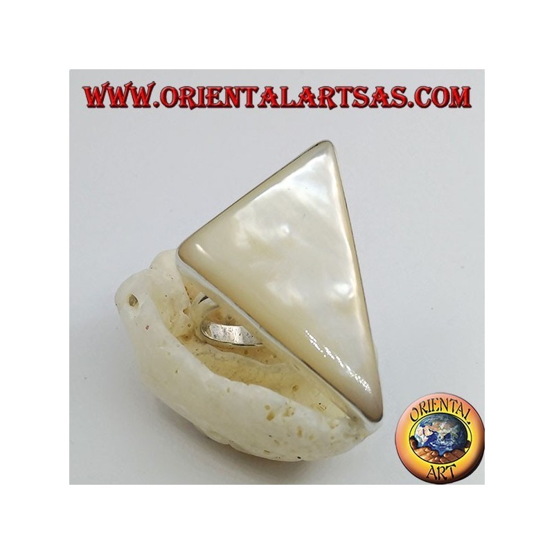 Anello in argento con madreperla a triangolo scaleno incastonata su montatura liscia