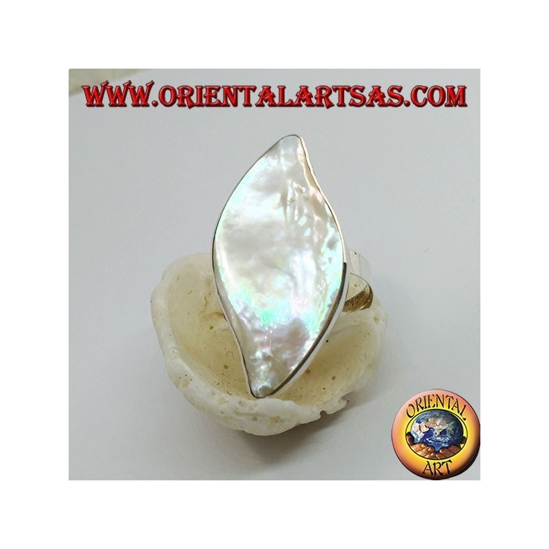 Anello in argento con madreperla ovale sinuosa regolabile (free size)