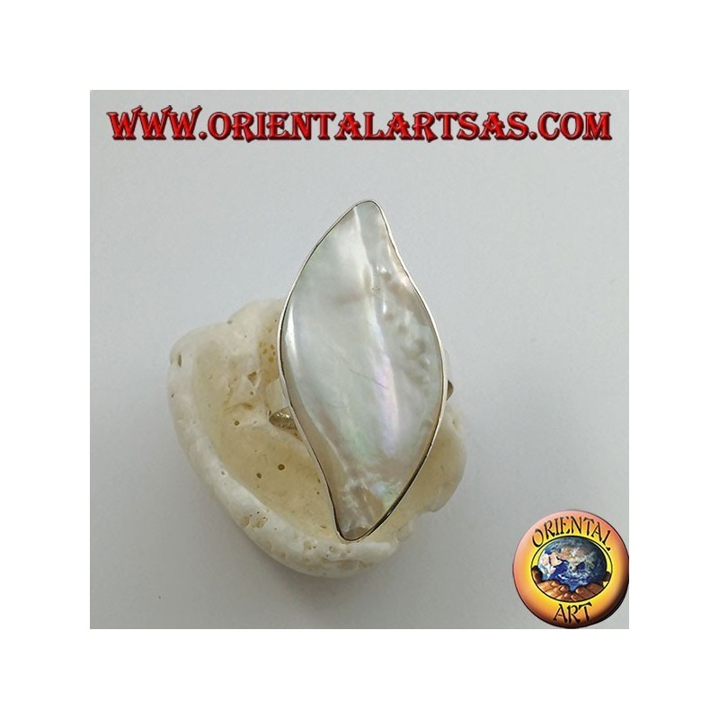 Anello in argento con madreperla ovale sinuosa regolabile (free size)