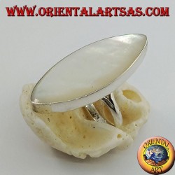 Bague en argent avec nacre ovale pointue sertie sur une monture lisse
