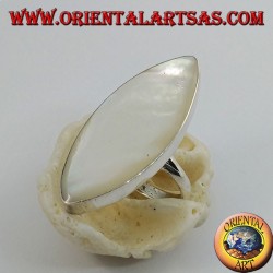 Bague en argent avec nacre ovale pointue sertie sur une monture lisse