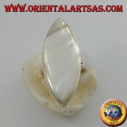Bague en argent avec nacre ovale pointue sertie sur une monture lisse