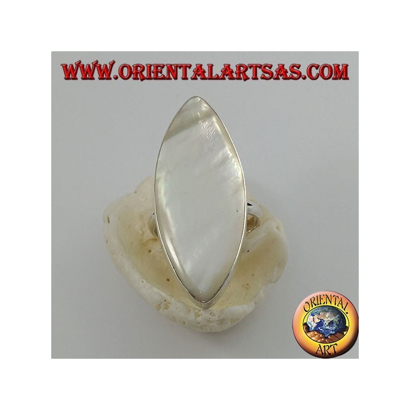 Anello in argento con madreperla ovale appuntita incastonata su montatura liscia