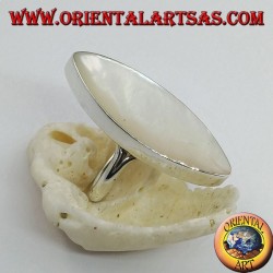 Anillo de plata con nácar ovalado puntiagudo engastado en un marco liso