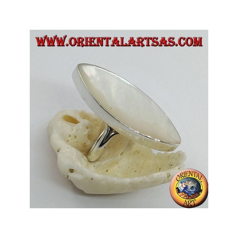 Bague en argent avec nacre ovale pointue sertie sur une monture lisse