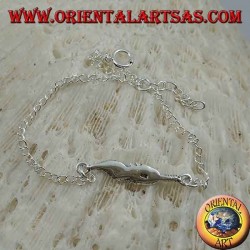 Pulsera de plata suave con cadena con pluma en el centro.