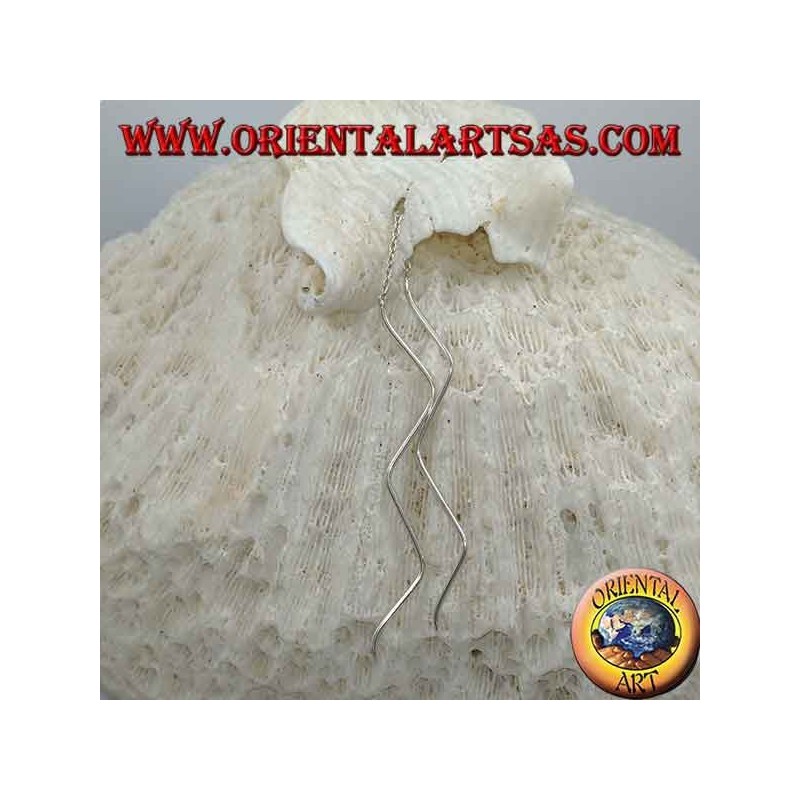 Pendientes de cadena de plata con colgante de doble ola en ambos lados.