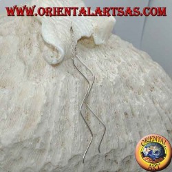 Pendientes de cadena de plata con colgante de doble ola en ambos lados.