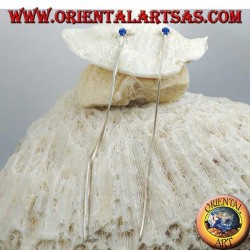 Pendientes de mariposa de plata con circonita azul en un lóbulo y cadena de serpiente de 9 cm.