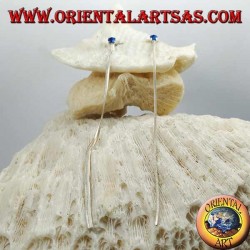 Pendientes de mariposa de plata con circonita azul en un lóbulo y cadena de serpiente de 9 cm.