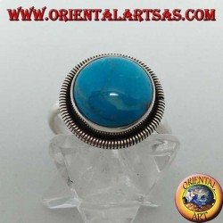Anello in argento con turchese tondo a cabochon contornato da una fila di dischetti (18)