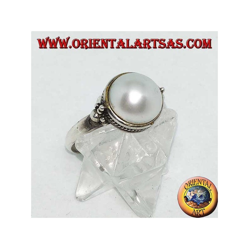 Bague en argent avec perle ronde entourée d'une décoration tressée et de boules sur les côtés