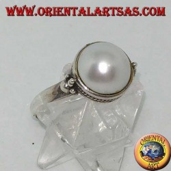 Bague en argent avec perle ronde entourée d'une décoration tressée et de boules sur les côtés