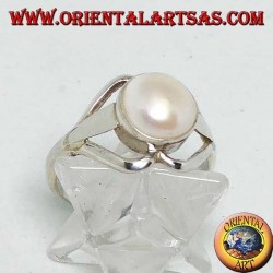 Silver ring with round pearl between two opposite hearts