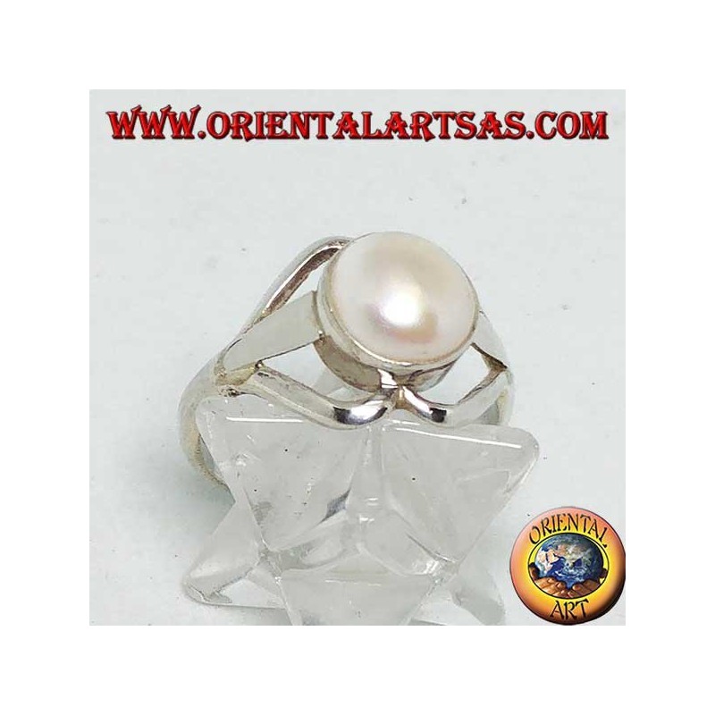 Silver ring with round pearl between two opposite hearts