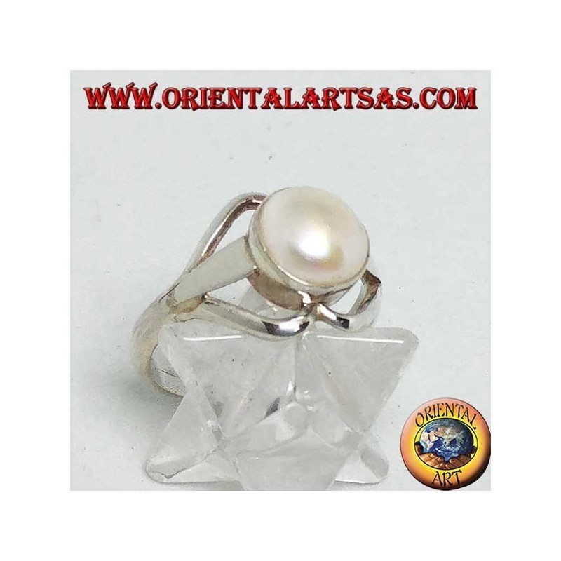 Bague en argent avec perle ronde entre deux coeurs opposés