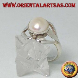 Anillo de plata con perla redonda entre dos corazones opuestos.