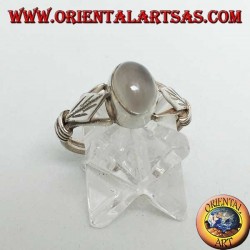 Anello in argento con pietra di luna ovale e foglia romboidale con dischetti sui lati