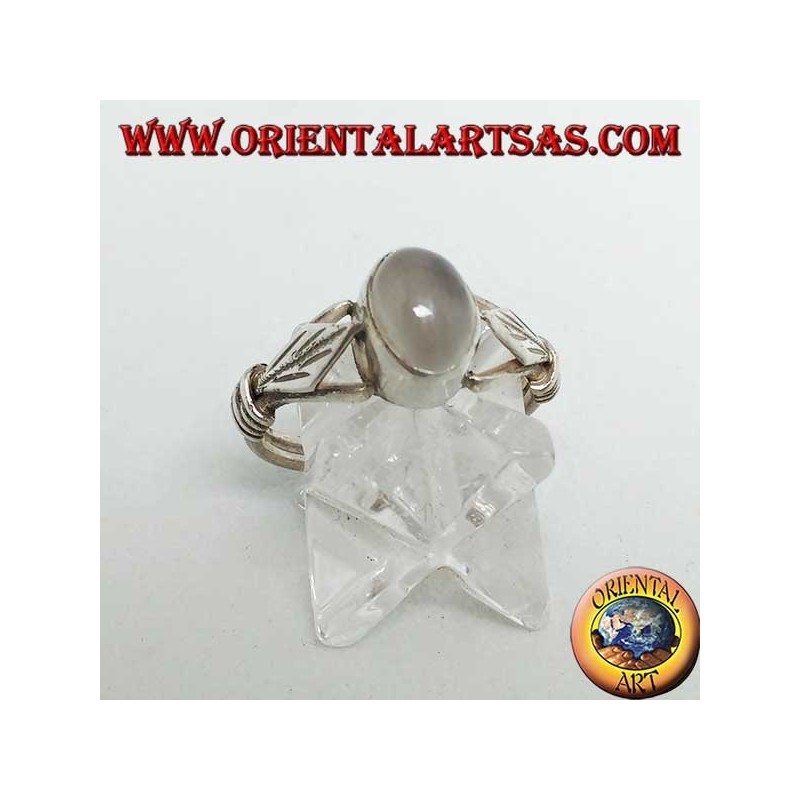 Anello in argento con pietra di luna ovale e foglia romboidale con dischetti sui lati