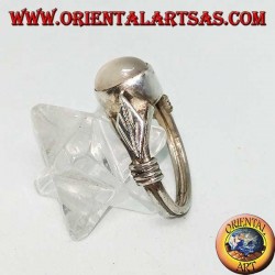 Bague en argent avec pierre de lune ovale et feuille rhomboïde avec disques sur les côtés