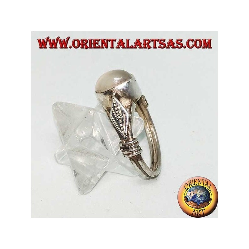 Anillo de plata con piedra lunar ovalada y hoja romboidal con discos a los lados