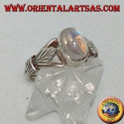 Anillo de plata con piedra de luna ovalada del arco iris y hoja romboidal con discos a los lados