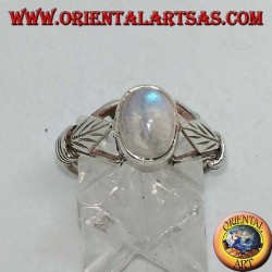 Anillo de plata con piedra de luna ovalada del arco iris y hoja romboidal con discos a los lados