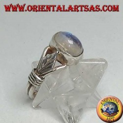 Anillo de plata con piedra de luna ovalada del arco iris y hoja romboidal con discos a los lados
