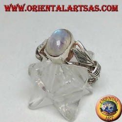 Bague en argent avec pierre de lune arc-en-ciel ovale et feuille rhomboïde avec disques sur les côtés