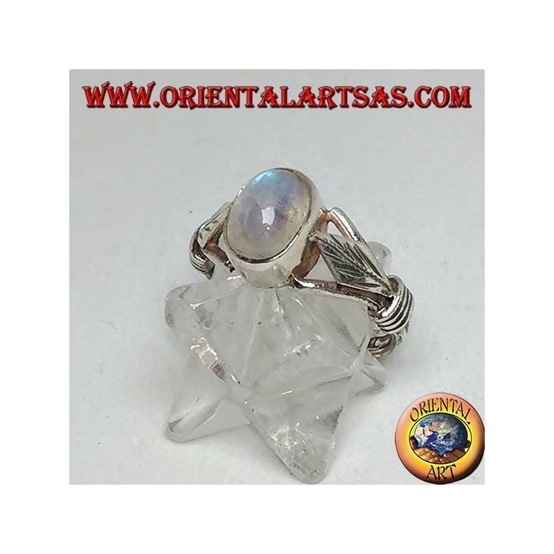 Anello in argento con pietra di luna arcobaleno ovale e foglia romboidale con dischetti sui lati