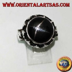 Anillo de plata con estrella negra en relieve rodeada de tréboles de disco