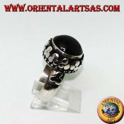 Anillo de plata con estrella negra en relieve rodeada de tréboles de disco