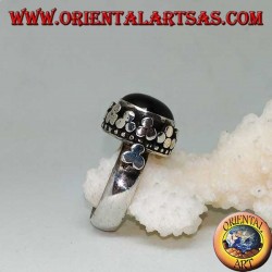 Bague en argent avec étoile noire en relief entourée de trèfles à disque