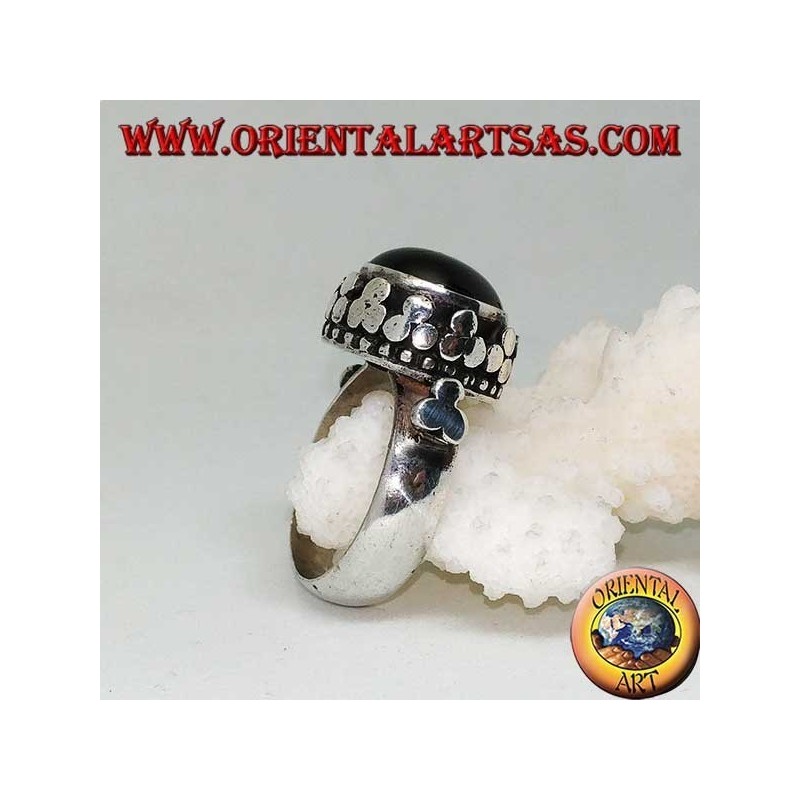 Anillo de plata con estrella negra en relieve rodeada de tréboles de disco
