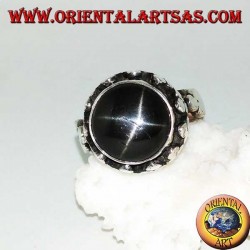 Bague en argent avec étoile noire en relief entourée de trèfles à disque