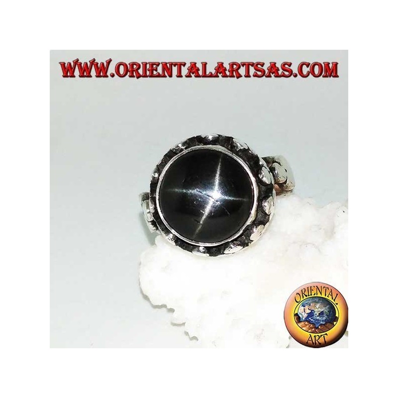 Anillo de plata con estrella negra en relieve rodeada de tréboles de disco