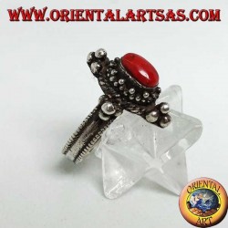 Anillo de plata con coral ovalado natural en un entorno tibetano con bolas en los puntos cardinales