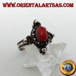 Anillo de plata con coral ovalado natural en un entorno tibetano con bolas en los puntos cardinales