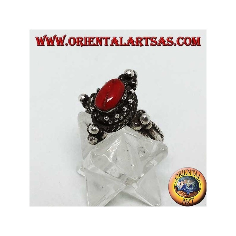 Bague en argent avec corail ovale naturel sur monture tibétaine avec boules aux points cardinaux