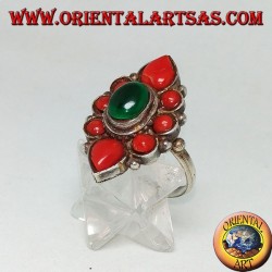 Anillo de plata con malaquita ovalada rodeada de coral natural de origen tibetano