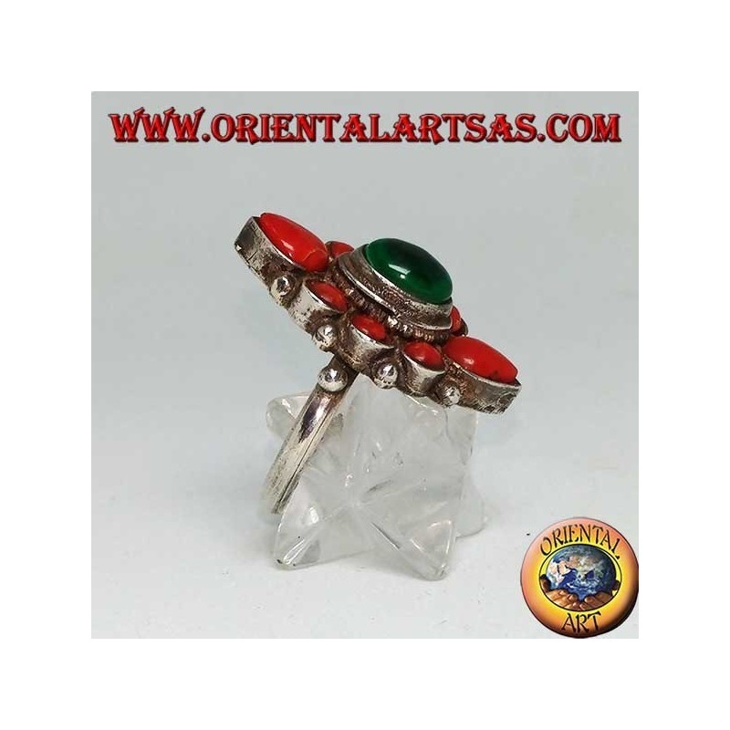Bague fleur en argent avec malachite ovale entourée de corail naturel d'origine tibétaine