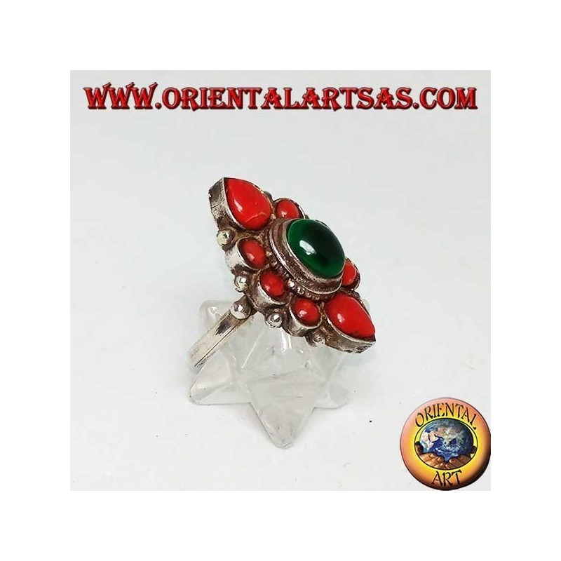 Anello in argento a fiore con malachite ovale contornata da coralli naturali di origine tibetana