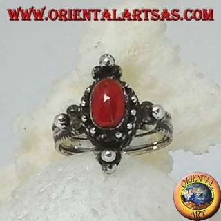 Anello in argento con corallo ovale naturale su montatura tibetana con palline sui punti cardinali